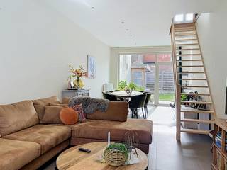 De snelste manier om een bezoek te brengen aan deze woning? Vraag je bezoek aan via de rode knop op onze website (www.dewaele.com) en je wordt gecontacteerd door één van onze verhuurexperten. <br /><br />Instapklare woning met 3 slaapkamers, garage en zonnige tuin op een centrale ligging te Roeselare.<br /><br />De woning heeft volgende indeling:<br />- Inkom<br />- Lichtrijke leefruimte<br />- Geïnstalleerde keuken voorzien van fornuis, frigo, spoelbak, oven en vaatwas<br />- Berging<br />- 3 slaapkamers <br />- Badkamer voorzien van lavabo en douche<br />- Zonnige tuin met aangelegd terras<br />- Garage<br /><br />Extra kenmerken:<br />- Lichtrijk en instapklaar <br />- Energiezuinig<br />- Centraal gelegen nabij openbaar vervoer, winkels, scholen, centrum van Roeselare,...<br /><br />Ben jij geïnteresseerd in deze woning te huur in Roeselare? Aarzel dan niet ons te contacteren.<br /><br />Deze AI-visualisaties zijn bedoeld als inspiratie. Er werd geen rekening gehouden met technische specificaties, stedenbouwkundige voorschriften of de concrete mogelijkheden tot realisatie.