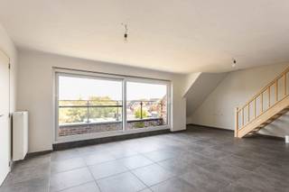 <h3>Te koop te Berlare!<br />Dit aangename en energiezuinige appartement in Berlare combineert comfort, ruimte en een rustige ligging met een uitstekende energieprestatie (EPC-label A).<br />Het appartement maakt deel uit van een kleinschalige en rustige residentie met slechts 6 appartementen. Het gebouw dateert uit 2015, werd pas vorig jaar volledig afgewerkt en is bovendien nog nooit bewoond geweest. Hierdoor geniet u van een bijzonder verzorgde en moderne woonomgeving.<br />De ruime woonkamer vormt het hart van de woning en sluit mooi aan op de volledig ingerichte keuken. Daarnaast beschikt het appartement over een praktische berging, een badkamer met inloopdouche en 3 slaapkamers. De derde slaapkamer kan uiteraard ook perfect ingericht worden als bureau, hobbyruimte of extra leefruimte.<br />Een extra troef is de rustige ligging met weinig doorgaand verkeer. U woont hier in een aangename omgeving, op korte afstand van het Donkmeer en talrijke wandel- en fietsroutes, terwijl ook het centrum van Berlare vlot bereikbaar blijft. Een ideale combinatie van rust, natuur en bereikbaarheid.<br />In het gebouw is een lift aanwezig.<br />Er is bovendien een verplichting om een autostaanplaats aan te kopen voor € 10.000.<br />Een interessante opportuniteit voor wie op zoek is naar een ruim, energiezuinig en instapklaar appartement in een rustige omgeving!<br />Graag een bezoek ter plaatse?<br />Contacteer Laura via 0469 14 29 44 of laura.l@cornelis-goeman.be.<br /><br />Graag een bezoek ter plaatse? Contacteer Laura via 0469 14 29 44 of laura.l@cornelis-goeman.be</h3>