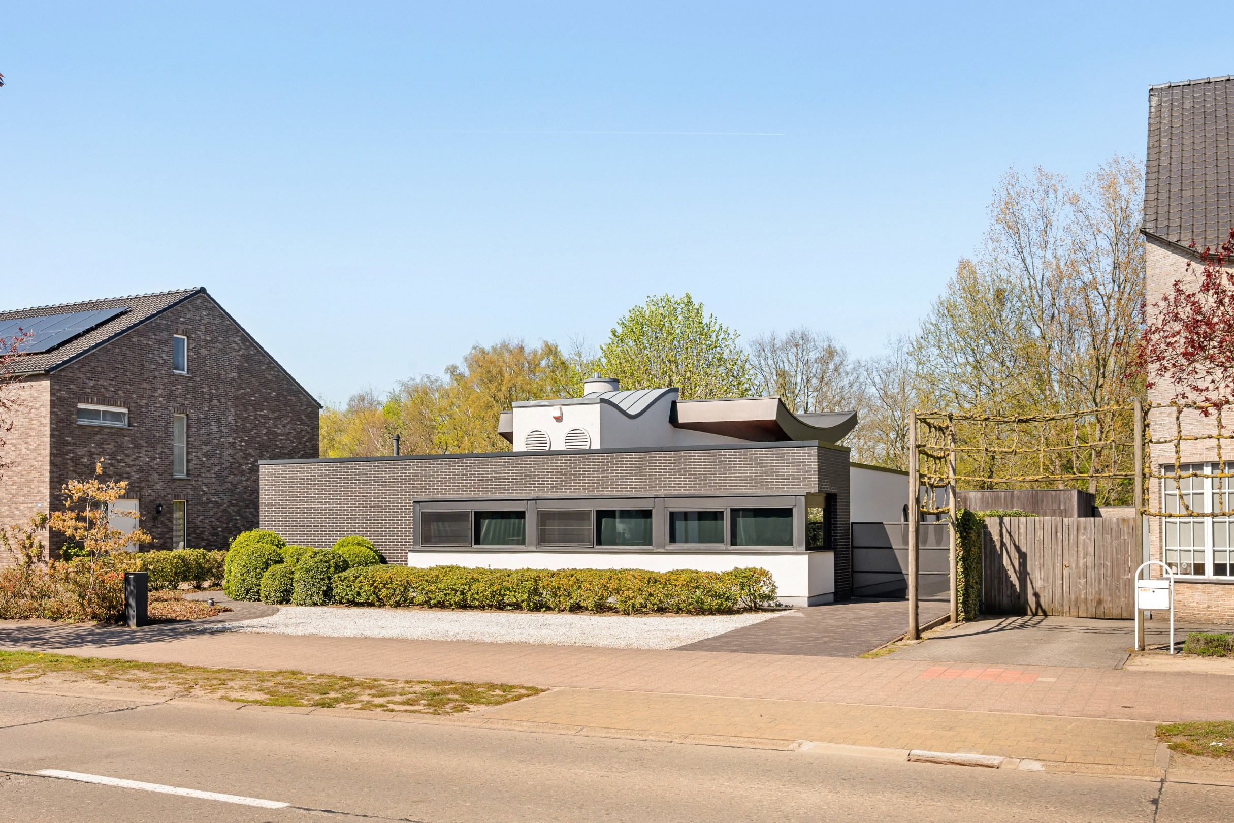Karaktervolle gelijkvloerse villa met groen uitzicht achteraan! - foto 4
