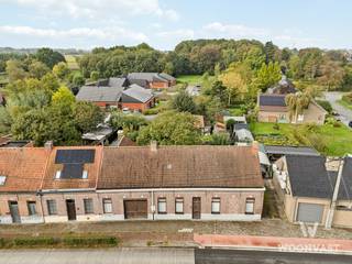 Een ruim perceel, een grote tuin en volop mogelijkheden om jouw plannen vorm te geven: deze halfopen bebouwing in de Sint-Elooistraat 38 heeft heel wat te bieden. Met 644 m² grond, een inpandige garage en een ligging dicht bij het centrum van Zeveneken vormt dit pand een interessante kans voor zowel gezinnen als investeerders.<br /><br />Waar vroeger drie afzonderlijke woningen stonden, bevindt zich vandaag één ruime woning. Je kunt het pand naar eigen smaak renoveren tot een royale gezinswoning, maar er is ook de mogelijkheid om door verbouwing/ sloop & heropbouw twee woningen te realiseren. Zo kies je voor een eigendom met ruimte én toekomstperspectief.<br /><br />Een van de grote troeven is de ruime tuin achteraan. Hier is plaats voor een gezellig terras, spelende kinderen, een moestuin of gewoon een fijne plek om buiten tot rust te komen. De tuin is bovendien bereikbaar via een zijweg met recht van doorgang. De inpandige garage biedt plaats voor je wagen en extra bergruimte.<br /><br />Ook de ligging maakt het plaatje compleet: winkels, school, horeca en openbaar vervoer bevinden zich vlakbij. Je geniet hier van een ruim eigendom met alle dagelijkse voorzieningen binnen handbereik.<br /><br /><br />Voor meer informatie contacteer mij op <br />alexander@woonvast.be<br />0493 72 43 26