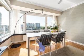 <p>Gelegen aan de Vindictievelaan in het bruisende Oostende, biedt dit ruime appartement de ideale combinatie van comfort en functionaliteit.<br /><br />Het appartement bestaat uit een ruime woonkamer, een gezellige eetkamer, een magisch terras met een adembenemend zicht op de jachthaven van Oostende, en een goed uitgeruste keuken, er is volop ruimte voor zowel ontspanning als ontmoetingen.<br /><br />Dit appartement, gebouwd in 1964, straalt een tijdloze charme uit en biedt de nieuwe eigenaar de kans om het helemaal naar zijn of haar smaak in te richten.<br /> </p>
<p>Met zijn centrale ligging in Oostende zijn de mogelijkheden eindeloos. De omgeving biedt een divers aanbod aan faciliteiten, van winkels en horeca tot recreatieve mogelijkheden aan de kust.<br /><br />Dit appartement is niet alleen een inspirerende plek om te wonen, maar ook een uitstekende investering in een levendige stad met een rijke geschiedenis.<br /><br />Mis deze kans niet om eigenaar te worden van een waardevol stuk vastgoed in een van de meest gewilde gebieden van België.</p>