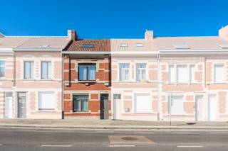 Cette belle maison de ville est située dans le centre d'Ypres. La maison dispose de 4 chambres, d'un jardin orienté sud-ouest et d'un garage spacieux à l'arrière. Vous bénéficiez d'un très bon emplacement à 5 minutes à pied de la Grand Place. Le garage spacieux est sans aucun doute une valeur ajoutée ! <br /><br />La propriété se compose de : <br />Rez-de-chaussée : <br />Hall d'entrée - Salon et salle à manger avec poêle à gaz - Cuisine avec évier, four, cuisinière à gaz avec hotte et réfrigérateur - Salle de bain avec lavabo et douche - Local technique avec branchements pour machine à laver - Toilettes - Véranda. <br /><br />Étage + 1 : 2 chambres <br /><br />Étage + 2 : 2 chambres <br /><br />Extérieur : terrasse orientée sud-ouest avec jardin avec abri de jardin - Grand garage isolé accessible par la route secondaire Basculestraat. <br /><br />GÉNÉRAL : <br />- Etiquette électronique EPC (points d'amélioration faciles possibles) <br />- Emplacement très central à Ypres<br />- Garage spacieux à l'arrière ! <br />- Jardin orienté sud-ouest <br />- Chauffage sur appareils de chauffage au gaz <br /><br /><br />Ce bien est soumis à l'obligation de rénovation imposée par le gouvernement flamand pour les bâtiments résidentiels (sauf en cas de démolition dans les 5 ans suivant l'achat). Pour plus d'informations, veuillez consulter le site web de l'Agence flamande de l'Énergie et du Climat via https://www.vlaanderen.be/een-woning-kopen/renovatieverplichting-voor-residentiele-gebouwen<br /><br />Registre des mesures: non