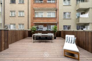 PORTES OUVERTES – Samedi 25 octobre de 10h à 12h.<br /><br />Au premier étage de la résidence Ibiza se trouve ce magnifique appartement.<br />L’appartement a bénéficié d’une rénovation complète et a été fini de manière très haut de gamme, avec des détails soignés.<br /><br />La large façade offre une vue splendide sur la mer et les dunes depuis le séjour lumineux avec cuisine ouverte, coin salon et salle à manger.<br />L’appartement comprend deux grandes chambres, chacune avec sa propre salle de douche et dressing. Les deux chambres ont un accès direct à la terrasse ensoleillée, orientée plein sud.<br />La troisième pièce peut servir de bureau ou de troisième chambre.<br /><br />Cet appartement offre tout : une vue frontale sur mer, une grande terrasse et la proximité immédiate de la rue commerçante.<br />Un atout supplémentaire : une cave privative double et un local à vélos commun dans la résidence.