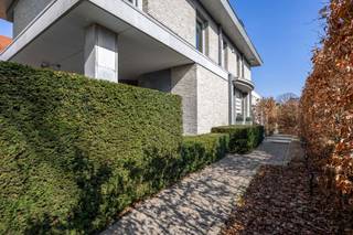 Deze uitzonderlijke villa in de gegeerde Dieseghemwijk werd in 1996 door Antwerps architect P. Van Thuyne met duurzame materialen voor eigen...