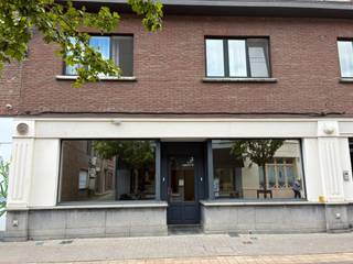 Mooie instapklare en gelijkvloerse handelsruimte met een zeer brede etalage gelegen in het hartje van Bree. Dit pand kan voor diverse doeleinden gebruikt worden. <br /><br />=> Indeling (totale bewoonbare oppervlakte: ca. 56m²)<br />- Handelsruimte van 50m² met grote etalage<br />- Afgesloten keuken met keukenblok (ca. 6m²)<br />- Apart toilet<br />- Kelder (8,13m x 3,93m)<br /><br />=> Enkele bijzonderheden<br />- Gevelbreedte: 8,13m<br />- Airco en alarm aanwezig<br />- C.V.-ketel op aardgas via heteluchtverwarming<br />- Onmiddellijk beschikbaar<br />- Aparte meters voor water, elektriciteit en gas<br />- Gelegen temidden van de winkel - wandelstraat van Bree (AA-locatie)<br /><br />=> Huurprijs<br />- Huurprijs: € 1.100/maand, exclusief kosten nutsvoorzieningen en exclusief aandeel in de onroerende voorheffing