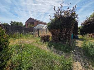 <p><span>Bent u op zoek naar een woning die u volledig naar uw eigen smaak kunt renoveren en inrichten? </span></p><p><span>Dan is deze vrijstaande woning in het landelijke Booischot zeker het ontdekken waard.</span></p><p><span>De woning geniet van een rustige ligging, op fietsafstand van het station van Booischot, op wandelafstand van scholen en nabij het centrum van Heist-op-den-Berg. Ze bevindt zich op een diep, zuidgericht perceel van 581 m², wat tal van mogelijkheden biedt om een aangename tuin en buitenruimte te creëren.</span></p><p><span>Met de nodige renovatiewerken kan deze woning uitgroeien tot uw ideale thuis. </span></p><p><span>Op het gelijkvloers bevinden zich momenteel een zithoek, een eethoek, een keuken, een badkamer, een wasplaats, een technische ruimte en meerdere bergingen. Op de eerste verdieping vindt u twee volwaardige slaapkamers. </span></p><p><span>Dankzij de gunstige ligging, het ruime perceel en de vele mogelijkheden vormt deze woning een uitstekende basis voor wie op zoek is naar een renovatieproject met potentieel.</span></p><p><span> </span></p><p><span>Contacteer Dupont Vastgoed voor meer inlichtingen of een bezoek ter plaatse op 015 15 15 15.</span></p><p><span> </span></p>