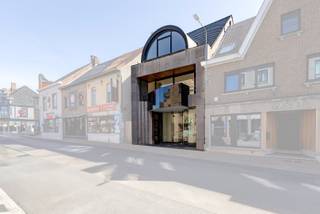 In het centrum van Meulebeke bevindt zich dit karaktervolle pand, bij velen gekend als de voormalige stoffenwinkel Paris Belle, jarenlang...