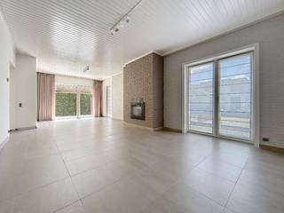 Interessant gelegen bungalow bestaande uit een inkomhal met afzonderlijk toilet en vestiaire, lichtrijke leefruimte met eet-en zithoek,...