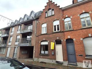 Centraal gelegen op te frissen woning bestaande uit de inkom, woon/leefruimte, aansluitend de keuken, badkamer, kelder, 4 slaapkamers (dubbele beglazing, dak geïsoleerd), terras en tuin. Renovatieverplichting.