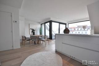 Dans un petit immeuble entièrement rénové en 2021, ce magnifique appartement duplex de 4 chambres à coucher est à vendre. Cette propriété exclusive est située au centre, à quelques pas de Duinenwater et de l'Avenue Lippens. L'appartement se trouve à proximité de toutes les commodités commerciales.<br /><br />Aménagement du premier étage : hall d'entrée spacieux avec toilettes séparées et débarras avec raccordements pour lave-linge et sèche-linge.<br />Espace de vie très lumineux avec un coin salon et un coin repas donnant accès à la terrasse ensoleillée sur le toit. La cuisine ouverte entièrement équipée présente une finition moderne et est dotée des appareils électroménagers nécessaires. La chambre 1 et la chambre 2 peuvent accueillir un lit double. Il y a également une salle d'eau séparée avec une douche à l'italienne et un lavabo.<br /><br />Aménagement du deuxième étage : hall de nuit avec toilettes séparées. La chambre 3 et la chambre 4 offrent également de la place pour un lit double. Cette quatrième chambre dispose également d'une salle d'eau attenante avec douche à l'italienne et lavabo.<br /><br />Au rez-de-chaussée, il y a un abri à vélos commun.<br /><br />Pour finir, cet appartement en duplex est vendu sous le régime de la TVA de 21%.<br /><br />Une visite des lieux est vivement recommandée et est toujours possible sur rendez-vous !<br />Contactez-nous dès aujourd'hui pour fixer votre rendez-vous au +32 (0)50 66 20 20.