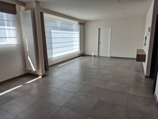 <p>Deze verzorgde en instapklare gesloten bebouwing is onmiddellijk beschikbaar en biedt alle comfort voor wie op zoek is naar een praktische en aangename woonst.<br /><br />De woning beschikt over een ruime en lichtrijke leefruimte en een volledig uitgeruste keuken met keramische kookplaat, combi-oven, vaatwasser en koelkast.<br />Daarnaast is er een inpandige garage die rechtstreeks toegankelijk is vanuit de woning.<br /><br />Op de verdieping bevinden zich twee volwaardige slaapkamers, een badkamer met zowel een ligbad als een aparte douche, een afzonderlijk gastentoilet en een praktische berging.<br /><br />De woning is bovendien uitgerust met verlichting en gordijnen, elektrische rolluiken in alle ruimtes en centrale verwarming op aardgas, wat zorgt voor extra comfort. <br /><br />Voor het waterverbruik geldt een maandelijks forfait van € 50. <br /><br />De woning is onmiddellijk beschikbaar.<br /><br />Heb je interesse? Vraag uw bezoek aan via onze website https://www.immovl.be/te-huur/list en druk op de knop <strong>'IK WENS EEN BEZOEK'</strong>.</p>