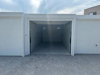 Afgesloten garagebox te koop in Snaaskerke lot 7<br />Hoogte 205 cm<br />Breedte 245 cm<br />Diepte 565 cm<br />