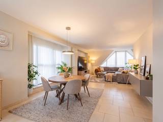 Bent u op zoek naar een ruime en instapklare duplex op een centrale ligging in Ingelmunster? Dan is dit appartement in de Oostrozebekestraat zeker een bezoek waard. Dankzij de praktische indeling, de aangename lichtinval en de twee terrassen geniet u hier van een comfortabele woonomgeving.<br /><br />Via de inkomhal met apart gastentoilet komt u terecht in de ruime en lichtrijke leefruimte. De grote raampartijen zorgen voor een aangenaam ruimtegevoel en veel natuurlijk licht. Aansluitend bevindt zich de open keuken, die mooi geïntegreerd is in het geheel en uitkijkt op het achterliggende terras.<br /><br />Op de bovenverdieping vindt u twee volwaardige slaapkamers en een verzorgde badkamer, uitgerust met een inloopdouche, een lavabomeubel en een tweede toilet.<br /><br />Extra troef is de mogelijkheid om een garage en/of een staanplaats bij aan te kopen.<br /><br />Met een gunstig EPC-label C combineert deze duplex comfortabel wonen met een energiezuinig karakter.<br /><br />Troeven:<br /><br />* Instapklare duplex<br />* Ruime en lichtrijke leefruimte<br />* Twee volwaardige slaapkamers<br />* Badkamer met inloopdouche<br />* Apart gastentoilet<br />* Mogelijkheid tot aankoop van garage en/of staanplaats<br />* Energiezuinig met EPC-label C<br /><br />Interesse in deze duplex? Contacteer ons vandaag nog voor meer informatie of plan meteen uw bezoek.