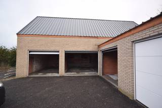 Nieuw gebouwde garage, individueel afgesloten met een geautomatiseerde sectionale poort.De garage is beschikbaar in overleg.!! De huurgelden kunnen...