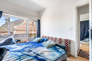 Interesse? Meer informatie op www.SWEVERS.be. - Dit karaktervolle appartement op de 4e verdieping in de Minderbroedersstraat 48 in hartje Hasselt biedt 91 m² bewoonbare oppervlakte, met een ruime leefruimte van 24,82 m², een aparte keuken en 2 slaapkamers. Gebouwd in 1937, maar voorzien van nieuwe pvc-ramen met hoogrendementsglas (2025). Het appartement is op te frissen en biedt veel potentieel voor persoonlijke inrichting of waardeverhogende renovatie.<br /><br />De topligging in het centrum van Hasselt betekent dat winkels, restaurants en openbaar vervoer op wandelafstand liggen. Het gebouw beschikt over een lift. Momenteel is het appartement verhuurd aan 550 euro/maand zonder gemeenschappelijke kosten. Kortom is dit een uitstekende investering of een ideale eerste eigen stek aan een zeer aantrekkelijke aankoopprijs. <br /><br />Plan snel een bezichtiging en laat je betoveren door de talloze mogelijkheden van deze woning! Wij helpen je maar al te graag verder tijdens een persoonlijke rondleiding. tel. 011 255 155. Bron bewoonbare oppervlakte: EPC – verslag.