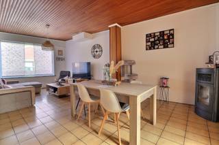 Indeling:inkomhal, woonkamer met open keuken, badkamer, véranda, toilet, garage, tuin met terras3 slaapkamers en zolderTroeven * 3 slaapkamers *...