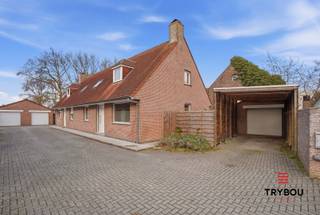 Ontdek deze ruime gezinswoning in Poelkapelle met maar liefst 4 slaapkamers en 2 badkamers – ideaal voor wie op zoek is naar comfort en voldoende plaats voor het hele gezin.<br /><br />De woning beschikt over een praktische en aangename indeling, waarbij functionaliteit en leefcomfort centraal staan. Dankzij de aanwezigheid van twee badkamers geniet je bovendien van extra gebruiksgemak in het dagelijkse leven.<br /><br />Indeling:<br /><br />Gelijkvloers: inkomhal, lichtrijke leefruimte, slaapkamer, badkamer, apart toilet en garage<br />Verdieping: nachthal, 3 volwaardige slaapkamers en een tweede badkamer<br /><br />Buiten kan je genieten van een gezellig tuintje, perfect om tot rust te komen of te genieten van mooie dagen in alle privacy.<br /><br />Dankzij de vlotte bereikbaarheid en de aangename woonomgeving vormt deze woning een interessante opportuniteit voor gezinnen of wie op zoek is naar extra ruimte.<br /><br />📞 Interesse? Contacteer Thijs:<br />📲 051 57 54 61<br />📧 thijs@grouptrybou.be<br /> | friedel@grouptrybou.be
