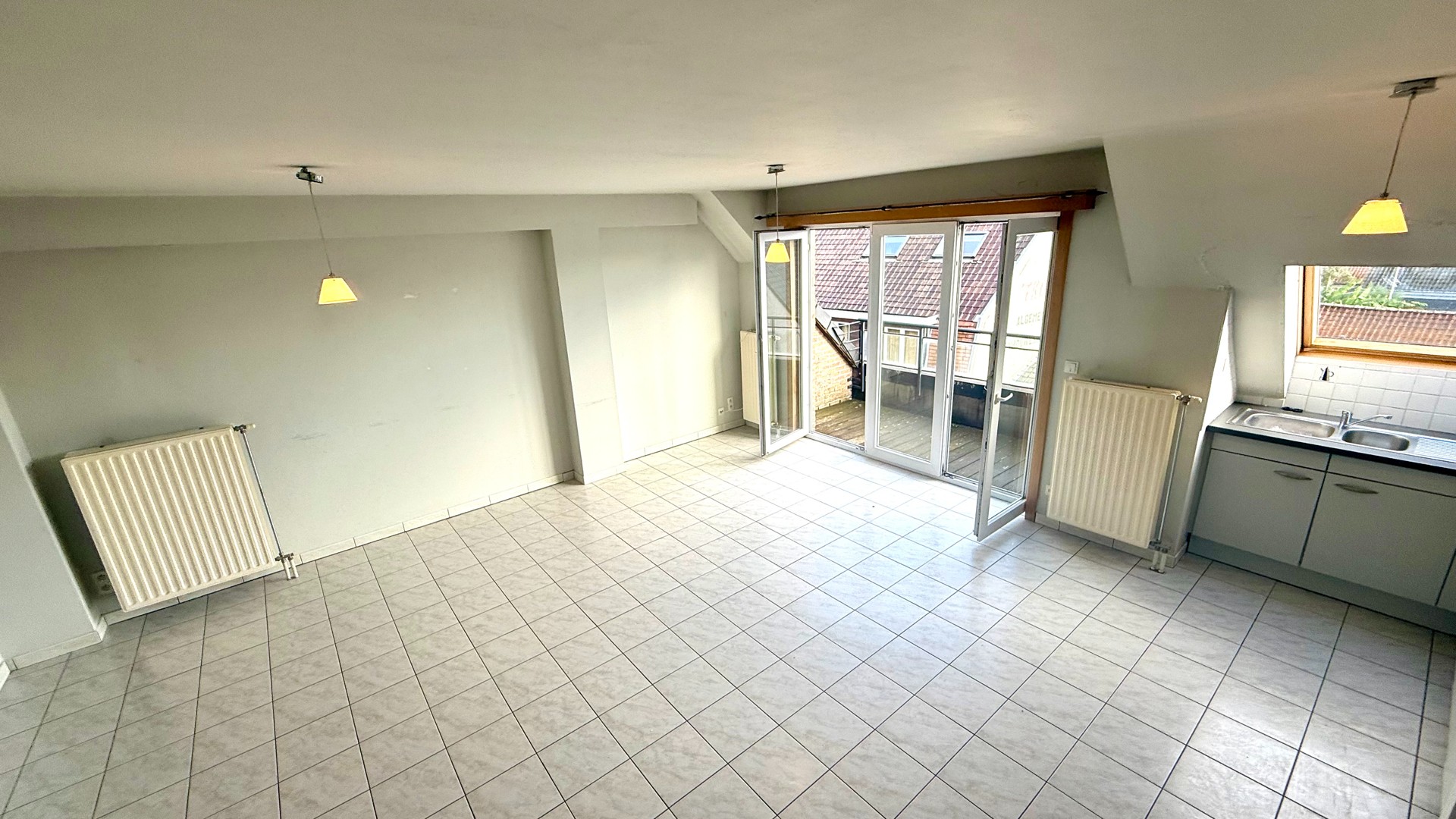 Lichtrijke duplex met 2 slaapkamers, balkon en autostaanplaats nabij centrum - foto 4