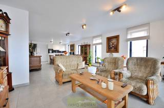 Unieke kans! Dit recent appartement (bouwjaar 2021) bevindt zich op een toplocatie aan de Grote Markt van Ronse! Een ideale combinatie tussen rust...