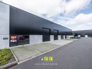 <strong>UNIT A7 IN BEDRIJVENPARK OOSTERRING TE GENK.</strong><br /><br /><strong>ALGEMEEN</strong><br />Dit nieuwe bedrijvenpark is gelegen te Genk en omvat 20 kwalitatieve KMO-units evenals een representatieve toonzaalruimte. De oppervlaktes variëren van ca. 146 m² tot 922 m². De site is strategisch gelegen langs de Oosterring en geniet van een uitstekende bereikbaarheid via de E313, E314 en de N76. Dankzij deze ligging is een vlotte verbinding naar omliggende steden gegarandeerd.<br /><br /><strong>PROJECT</strong><br />Het project omvat 20 bedrijfsunits en een toonzaal en wordt gerealiseerd met duurzame en kwalitatieve materialen. De units worden casco opgeleverd, met mogelijkheid tot verdere afwerking op maat van de koper. De moderne architectuur en uniforme uitstraling zorgen voor een professionele en hedendaagse werkomgeving met maximale visibiliteit.<br /><br /><strong>KENMERKEN KMO-UNITS</strong><br />- Minimaal 6m vrije hoogte onder de liggers.<br />- Geen tussenkolommen.<br />- Rookluiken conform eigen studie, bouwaanvraagplannen louter ter informatieve titel, 1.80m x 3.00m.<br />- Sectionaalpoort 4.00 m x 4.50 m.<br />- Glazen inkomgedeelte met enkele glazen draaideur.<br />- Bijhorende parkeerplaatsen.<br />- Draagkracht vloer: 3000 kg/m².<br />- Geïsoleerde sandwichpanelen voor thermisch/akoestisch comfort, donkere uitvoering bovenop een lichtgrijze plint.<br />- Wit gelakte staalplaat.<br />- Scheidingswanden tussen units in prefab beton 14 cm of gelijkwaardig.<br />- Vergund en ingericht als brandklasse C.<br /><br /><strong>KENMERKEN KANTOOR</strong><br />- Visibiliteit langs Oosterring.<br />- Modern ontwerp en realisatie.<br />- Grote glaspartij in alle gevels in aluminium.<br />- Geïsoleerde sandwichpanelen voor thermisch/akoestisch comfort.<br />- Bijhorende parkeerplaatsen.<br />- Eventuele binnenafwerking in samenspraak met ontwikkelaar.<br /><br />Bekijkt u deze advertentie via een aanverwante vastgoedsite, surf dan zeker naar onze website www.N78vastgoed.be voor een uitgebreide beschrijving en foto's. Meer info: +32 (0)89 86 18 88 of info@N78vastgoed.be.