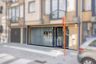 Voor alle info of een bezoek bel 0470 79 24 20:<br />Ben jij op zoek naar een commercieel pand met tal van mogelijkheden, dit pand is ideaal gelegen in het hart van Ninove!<br /><br />Oppervlakte handelsruimte: 75 m² – perfect voor een winkel, detail, kantoorruimte of andere commerciële doeleinden.<br />Toplocatie: Gelegen in een drukke, doch zijstraat van de winkelstraat, goed bereikbare straat met veel passage en zichtbaarheid.<br />Flexibiliteit: De indeling van het pand biedt ruimte voor een brede waaier aan commerciële of creatieve invullingen.<br /><br />Dit pand biedt niet alleen een uitstekende locatie, maar ook de kans om jouw zaak volledig naar eigen smaak en wensen in te richten. Ideaal voor ondernemers die willen investeren in een pand met toekomstperspectief.<br /><br />Heeft dit pand jouw interesse gewekt? Neem contact met ons op voor meer details of om een bezichtiging in te plannen. Dit is jouw kans om een unieke commerciële ruimte op een toplocatie in Ninove te bemachtigen!<br /><br />Voor alle info of een bezoek bel Saimen: 0470/79.24.20 of via e-mail: saimen@cornelis-goeman.be