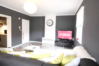 Eén-slaapkamer appartement in stadsrand van Hasselt.<br /><br />Dit éénslaapkamerappartement is gelegen in de Stokerijstraat 2 op de tweede verdieping. Het appartement is gelegen aan de stadsrand, en vlak bij de Blauwe Boulevard. We zijn hier op wandelafstand van het winkelcentrum met tal van horecamogelijkheden en het station is snel te bereiken.<br />Het lichtrijke appartement bevindt zich op de tweede verdieping, bereikbaar via de trap. Vanuit het halletje boven, betreden we het appartement in de living. De vloer is een laminaat. Het appartement is recent voorzien van nieuwe ramen met dubbele beglazing. Vanuit de living komen we in de keuken met de nodige elektrische toestellen (koelkast, vaatwasser, ...). Van hieruit kunnen we naar de badkamer gaan, waar een douche, toilet, wasbak en aansluiting voor de wasmachine terug te vinden zijn.<br />Verder is er een ruime slaapkamer die we kunnen betreden via de woonkamer. <br /><br />Het appartement is vrij vanaf 01/07/2026.<br /><br />Doe je graag een bezichtiging in dit appartement? Aarzel niet en vraag een afspraak met Valère Vangeel via mail naar valere@vestio.com .<br />Of sneller -> maak je huurdersprofiel aan via volgende link:<strong> https://mijnhuurprofiel.be/property/a7768ac2-c686-48a2-bd6b-54156b91c8e3/login</strong>