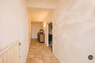 Voor verdere info of een vrijblijvende waardebepaling: pieter.buedts@homixx.be of 016 199 347.<br /><br />Ontdek deze exclusieve en karaktervolle neoclassicistische gezinswoning met een indrukwekkende bewoonbare opp van maar liefst 216 m². Deze unieke eigendom geniet van een ontzettend gunstige ligging in het bruisende centrum van Haacht, waardoor alle belangrijke voorzieningen zoals winkels, scholen, openbaar vervoer en gezellige horecagelegenheden zich op wandelafstand bevinden.<br /><br />Bij het betreden van de woning wordt u verwelkomd in een statige inkomhal met vestiaire. Het gelijkvloers beschikt over een lichtrijke salonruimte met een authentieke open haard, een sfeervolle eetplaats met een tweede open haard en een keuken voorzien van een lichtkoepel. Deze loopt naadloos over in de achterliggende woonveranda, waar u heerlijk kunt vertoeven. Verder treft u hier een praktische berging/wasplaats en een apart toilet.<br /><br />Op de eerste verdieping bevinden zich drie ruime slaapkamers en een badkamer uitgerust met een inloopdouche en toilet. De zolderverdieping biedt een verrassing van formaat: drie grote ruimtes die tal van mogelijkheden bieden als extra slaapkamers, hobbyruimte of bureau.<br /><br />De woning beschikt bovendien over een gezellig tuintje met een handige carport en een kelder die extra opslagruimte biedt.<br /><br />Bent u op zoek naar een ruime woning met ziel die u nog volledig naar uw eigen wensen kunt inrichten? Contacteer ons dan snel voor een bezoek aan dit bijzonder pand.