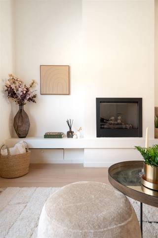 <p><span>Prachtig gerenoveerde woning in Ekeren Donk met ruime tuin, 4 slaapkamers en zonnepanelen.</span></p><p><span> </span></p><p><span>Instapklare totaalrenovatie waar stijl, comfort en functionaliteit perfect samenkomen.</span></p><p><span> </span></p><p><span>Deze bijzonder mooie woning werd volledig gerenoveerd volgens de nieuwste interieurtrends, met veel aandacht voor hoogwaardige afwerking, ruimte en natuurlijke lichtinval. De woning is volledig instapklaar en biedt een hedendaags wooncomfort in een rustige, maar uitstekend gelegen omgeving.</span></p><p><span> </span></p><p><span>De ruime leefruimtes genieten dankzij de grote raampartijen van heel wat natuurlijk licht, waardoor de woning een aangename en open sfeer krijgt.</span></p><p><span> </span></p><p><span>De woning beschikt over 3 slaapkamers op de verdieping. Daarnaast is er nog een extra grote kamer op het gelijkvloers die tal van mogelijkheden biedt: ideaal als ruimte voor een vrij beroep, ruime hobbykamer, thuiskantoor of als 4de slaapkamer.</span></p><p><span> </span></p><p><span>Ook buiten biedt deze woning heel wat troeven. Via de zij-ingang naast de woning kunnen fietsen eenvoudig en veilig gestald worden. De grote tuin biedt volop ruimte om te genieten en loopt door tot aan de doodlopende straat achteraan, wat zorgt voor een bijzonder rustige en aangename omgeving.</span></p><p><span> </span></p><p><span>De woning bevindt zich in een rustige straat, maar is tegelijk strategisch gelegen met een uitstekende verbinding naar de autosnelweg en belangrijke verbindingswegen. Ideaal voor wie rustig wil wonen en toch snel onderweg wil zijn.</span></p><p><span> </span></p><p><span>Troeven</span></p><p><span>- Volledig en smaakvol gerenoveerd</span></p><p><span>- Hedendaagse inrichting volgens de nieuwste interieurtrends</span></p><p><span>- Veel natuurlijke lichtinval</span></p><p><span>- 3 slaapkamers</span></p><p><span>- Extra grote kamer: vrij beroep, hobbykamer, bureau of 4de slaapkamer</span></p><p><span>- Ruime tuin</span></p><p><span>- Zij-ingang met mogelijkheid tot fietsenstalling</span></p><p><span>- Tuin met uitweg aan de doodlopende straat achteraan</span></p><p><span>- Rustige ligging</span></p><p><span>- Uitstekende bereikbaarheid</span></p><p><span>- Gunstig EPC: B</span></p><p><span>- Zonnepanelen</span></p><p><span> </span></p><p><span>Een woning voor wie op zoek is naar ruimte, comfort, een stijlvolle afwerking én een uitstekende ligging.</span></p>