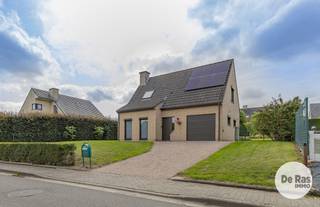 EERSTE BEZOEKDAG ZATERDAG 26/09 VAN 10U - 13U (ENKEL OP AFSPRAAK!!)<br />RONSE - Instapklare open bebouwing met ruime tuin, garage en 3 slaapkamers<br /><br />Deze in 1996 gebouwde woning ligt nabij het centrum van Ronse. <br />Alle invalswegen richting Kluisbergen, Oudenaarde en Gent zijn snel te bereiken.<br />Ook winkels, openbaar vervoer, scholen, het ziekenhuis, sportfaciliteiten, ... liggen op een steenworp afstand.<br />De centrale ligging is hier zeker een troef!<br /><br />Het perceel heeft bovendien een mooie straatbreedte van 20 meter en een oppervlakte van bijna 8 are en geniet een gunstige zuidwestelijke terras- en tuinzone. <br /><br />Naar indeling toe bevindt zich op het gelijkvloers een inkomhal, een gastentoilet, een lichtrijke woonkamer, een geïnstalleerde keuken en een inpandige garage die vandaag als extra woonruimte gebruikt wordt.<br />Op de eerste verdieping bevinden zich de drie slaapkamers, een badkamer en een tweede toilet.<br />De ruime zolder biedt heel wat extra opbergruimte.<br /><br />Naar comfort toe beschikt dit pareltje over dubbele beglazing, conforme electrische installaties, centrale verwarming op aardgas, 12 zonnepanelen en thuisbatterij 5KW.<br /><br />Recentelijk werden nog heel wat investeringen gedaan: nieuwe badkamer en toilet, de trap en het gastentoilet werden herschilderd, plafond van de kinderkamers werd vernieuwd en er werd extra isolatie toegevoegd. De tuin werd voorzien van een nieuw tuinhuis.<br /><br />Ben je op zoek naar een gezellige, lichtrijke, werkelijk instapklare woning met leuke tuinzone? Aarzel niet en boek snel je bezoek: 053/60.65.60.<br /><br />De vermelde prijs is een richtprijs. Na ontvangst van de biedingen zal de verkoper beslissen of hij/zij de eigendom verkoopt aan het beste bod. De richtprijs is aldus niet bindend voor de verkoper.