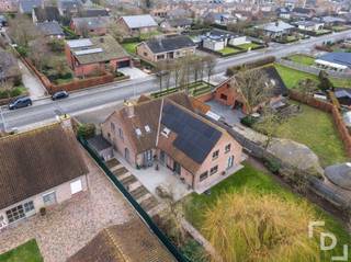 Prachtige villa met grote tuin te koop in Poperinge.In de Westouterstraat te Poperige vinden we deze villa op een perceel van 1167m².Deze woning...