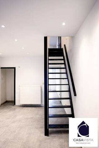 INDRUKWEKKENDE VERNIEUWBOUWDE EENGEZINSWONING MET ENERGIENIVEAU A ! Deze charmante gesloten bebouwing vind je aan de bovenkant van Geraardsbergen maar toch nog op wandelafstand van handelscentrum, recreatie, scholen. Langs de achterzijde vind je eindeloze wandel- en fietspaden in de overgang tussen Oost-Vlaanderen, Vlaams-Brabant en Henegouwen. De woning werd deskundig vernieuwd ook al werd de oorspronkelijke, soms verrassende, structuur behouden. Er is een hoofdgebouw (totaal gerenoveerd) en nog een te renoveren bijwoning achteraan waar je lekker kan chillen en aangenaam kan buiten zitten bij lekker weer. Het hoofdgebouw heeft 4 bouwlagen + kelder (die niet meer gebruikt wordt maar wel zichtbaar is). Gelijkvloers met ruimere voorplaats dan gewoonlijk en dan een lange leefkeuken met eetplaats en apart toilet. Toegang naar het terrasje en het voorgenoemde bijgebouw. Zeer gezellig. Eerste verdieping met heel speciale structuur : vooraan een masterbedroom maar in het midden een enorme overloop met achterplaats. Voormalig was hier een atelier, nu wordt dit een vrijetijdsruimte met achteraan de badkamer inclusief de energiezuinige gaswandketel. Tweede verdieping met 2 slaapkamers waarvan eentje met aparte toegang tot een aangrenzende berging (nieuwe zolder) en een vaste trap naar een mezzanine/zolderkamer. Een indrukwekkend geheel dat volledig eigentijds werd gemaakt. Elektriciteit conform. EPC uiterst gunstig A. Ook ideaal als investeringswoning op de rendabele huurmarkt (CA aanwezig). Vraag snel een bezoek met vastgoedmakelaar Cedric via telefoon naar zijn kantoor 054 412500