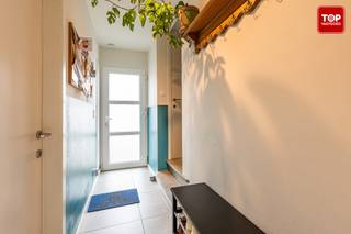 <p>De instapklare woning is gelegen op een gunstige locatie met een vlotte verbinding naar het centrum van Gent en de belangrijkste invalswegen (E17/R4/E40). In de buurt vind je winkels, openbaar vervoer en andere voorzieningen op korte afstand. Een aangename ligging waar bereikbaarheid en rust mooi samenkomen.</p>
<p></p>
<p>Troeven:</p>
<ul>
<li>Energiezuinige woning</li>
<li>Garage</li>
<li>Tuin en terras</li>
<li>Gunstige locatie</li>
<li>Conforme elektriciteitskeuring</li>
<li>Instapklare woning, volledig gerenoveerd in 2018</li>
</ul>
<p></p>
<p>Bij het binnenkomen kom je in een lichtrijke inkomhal. Aansluitend bevindt zich een L-vormige leefruimte met achteraan een open, lichtrijke keuken waar alle toestellen functioneel zijn, en vooraan een ruime en aangename leefruimte.</p>
<p>Verder beschikt de woning op het gelijkvloers over een gastentoilet en een droge kelder, ideaal als extra bergruimte.</p>
<p>Op de eerste verdieping zijn er twee slaapkamers, waaronder een ruime kamer en een kinderkamer, evenals een badkamer.</p>
<p>Op de bovenste verdieping bevindt zich de master bedroom met een extra badkamer, wat zorgt voor extra comfort en privacy.</p>
<p>Buiten is er een mooie, groene en gezellige tuin met terras en Zuidelijke oriëntatie. Achteraan is er een achterpoortje, ideaal om met fietsen door te gaan of om de vuilbakken vlot buiten te zetten. Via deze doorgang heb je ook toegang tot de garage. Deze is verplicht mee aan te kopen voor 32.000 euro.</p>
<p><br />Bel Top Vastgoed voor een bezoek op 0475 700 700</p>