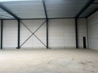 Gelegen in een vlot bereikbare KMO-zone langs de Trawoollaan in Machelen, bieden wij deze praktische opslag- of werkruimte van 359 m² te koop aan. De unit beschikt over een sectionale poort, vrije hoogte van ca. 6 meter en twee privatieve parkeerplaatsen voor de deur.
Deze casco magazijnruimte is uitermate geschikt voor opslag of lichte productie en biedt de koper de mogelijkheid om de inrichting volledig naar eigen noden te organiseren.
Troeven:
-359 m² bruikbare oppervlakte
-Vrije hoogte: ca. 6 meter
-Sectionale poort
-2 privatieve parkeerplaatsen
-Goed gelegen nabij belangrijke invalswegen en de Brusselse Ring
Op zoek naar een praktische KMO-unit op toplocatie?
Contacteer ons vandaag nog voor meer informatie of een bezoek. +32.2.462.32.00