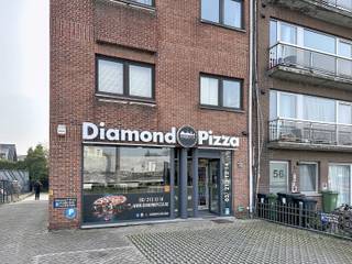 Op een centrale en vlot bereikbare locatie in Aartselaar bevindt zich deze commerciële ruimte op het gelijkvloers, momenteel verhuurd en dus ideaal als opbrengsteigendom.<br /><br />Het pand beschikt over parkeergelegenheid op eigen terrein voor maar liefst zes wagens, wat een belangrijke troef is voor zowel klanten als personeel.<br /><br />De handelsruimte heeft volgende indeling:<br />- ontvangstruimte / winkelruimte<br />- sanitair<br />- bureau<br />- polyvalente ruimte<br /><br />Dankzij deze praktische indeling kunnen de verschillende ruimtes flexibel worden ingericht volgens diverse commerciële activiteiten.<br />Bruto-rendement voor het handelsgelijkvloers : circa 7 %<br /><br />Extra interessant voor investeerders: het dak maakt deel uit van het eigendom en is momenteel in vruchtgebruik verhuurd voor zendinstallaties. <br />Dak geeft nog potentieel om (op termijn) bijkomende inkomsten te genereren.<br /><br />Troeven van dit pand:<br />- Verhuurd handelspand (opbrengsteigendom)<br />- Potentieel extra inkomsten / rendement via zendinstallaties op het dak<br />- Parkeerplaatsen voor ± 6 wagens op eigen terrein<br />- Centrale ligging en uitstekende bereikbaarheid<br />- Veel natuurlijke lichtinval<br />- Energiezuinig met EPC-label B<br /><br />Wenst u meer informatie over de huurinkomsten en de overeenkomst met de telecomproviders?<br />Wij lichten dit graag persoonlijk toe tijdens een bezoek ter plaatse.