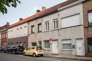 Izegem: woning met garage te koop in Izegem Deze woning biedt een uitstekende renovatiekans en is perfect voor starters of investeerders die op zoek...