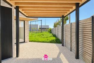 Ontdek deze stijlvolle nieuwbouwwoning in het charmante Vichte, waar hedendaags wooncomfort en een doordachte indeling perfect samenkomen.De woning...