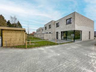 Ligging: Gunstige ligging nabij winkels, scholen en het centrum.Indeling: inkomhal, toilet, woonkamer, open keuken, berging, terras, tuin,...