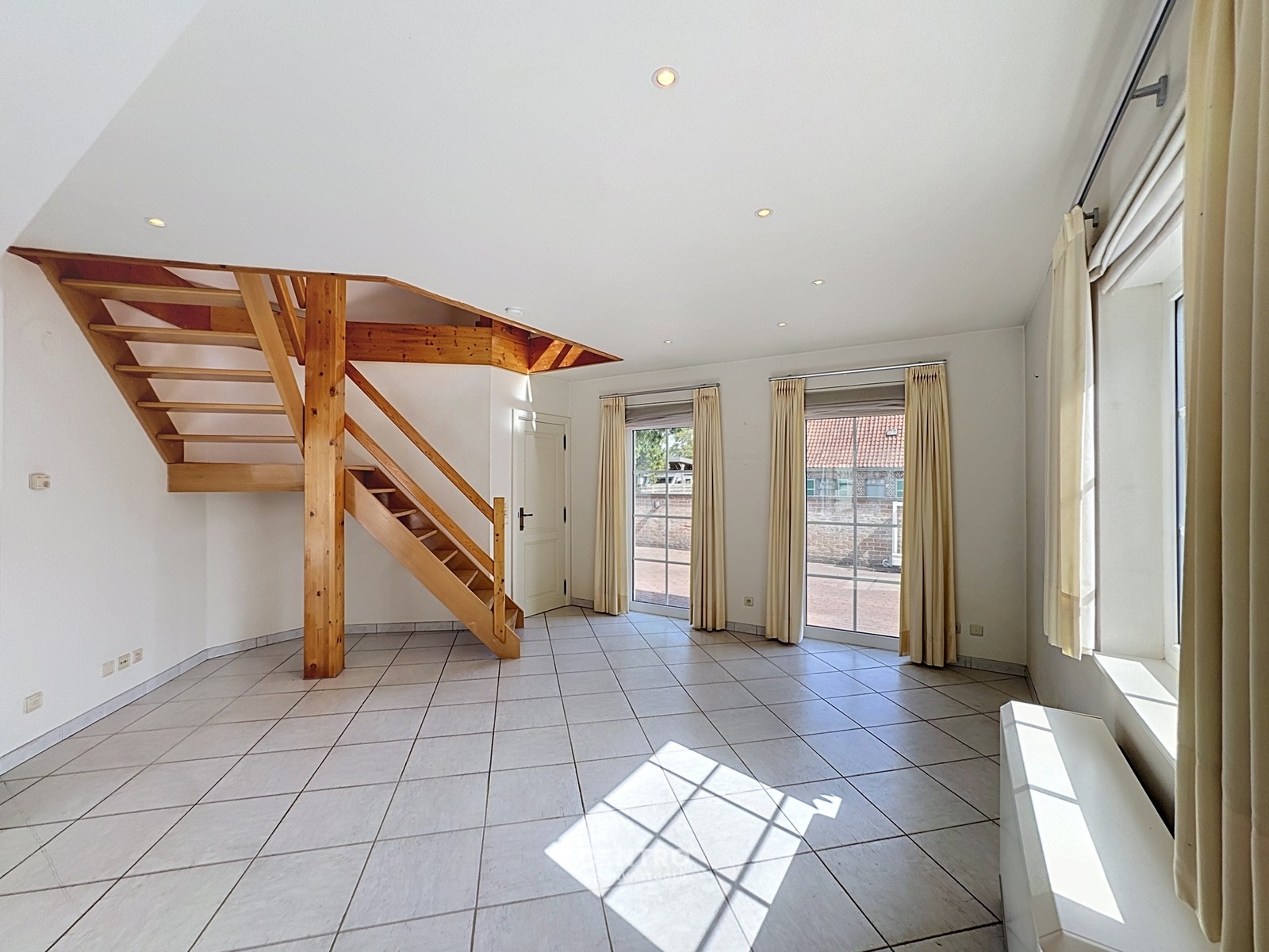 Ruime woning met opslagruimte in aangename omgeving! - foto 5