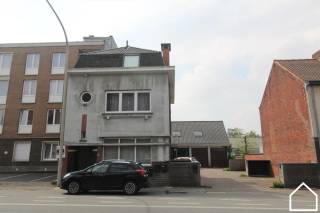 APPARTEMENT MET 1 SLAAPKAMER, ZONGERICHT TERRAS EN AUTOSTANDPLAATS IN IEPERDit appartement bestaat uit een ruime living met een open uitgeruste...