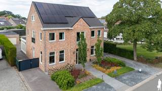 <p><strong>Ruime villa met een inhoud van circa ca. 1200 m³ , gelegen op een perceel van circa 900 m² in een groene omgeving vlakbij de Nederlandse grens. Deze woning heeft o.a 6 slaapkamers, 2 badkamers een overdekt terras en een grote garage.<br />De woning is mede door de zonnepanelen energiezuinig ( Label B)</strong></p>
<p><span>Gelijkvloerse verdieping:</span><br /><span>U betreedt de woning via de ruime inkomhal met garderobe, trapopgang en gastentoilet. Vanuit de hal komt u in het kantoor voorzien van parketvloer. Vanuit de hal bereikt u tevens de sfeervolle woonkamer, voorzien van parketvloer en gashaard.<br /></span>De ruime leefkeuken bevind zich aan de achterzijde en heeft uitzicht over de tuin.<br />De keuken is voorzien van een kookeiland en kastenwand beide voorzien van de nodige inbouwapparatuur. <br />De keuken geeft toegang tot een overdekt terras voorzien van open haard en electrische verwarming.<br />Via de keuken is de bijkeuken te bereiken, deze is voorzien van vaste kasten en aansluiting voor de wasapparatuur.<br /><br /><span>Eerste verdieping:</span><br /><span>De vaste trap in de hal leidt u naar de eerste verdieping met een zeer ruimtelijke hal met een apart toilet.<br />Op deze verdieping bevinden zich drie ruime slaapkamers waarvan de masterbedroom een eigen dressing heeft.<br />De badkamer is vernieuwd en heeft een inloopdouche en wastafelmeubel.<br /><br /></span>Tweede verdieping:<br />De vaste trap in de nachthal leidt u naar de tweede verdieping.<br />Op deze verdieping zijn er twee ruime (slaap) kamers en een derde kleinere slaapkamer.<br />Op deze verdieping is er een 2e badkamer met douche, wastafel en toilet.<br /><br />Garage:<br />Ruime garage voor meerdere auto's voorzien van automatische poort, keukenblok en zijdeur.<br /><br /><span>Buitengebeuren:</span><br /><span>In de aangename achtertuin geniet u van de privacy en de rust.<br /></span>Aan de zijkant van de woning zijn er parkeerplaatsen op eigen terrein.<br /><span><br />Bijzonderheden:</span><br /><span>- Bouwjaar 2005</span><br /><span>- 26 zonnepanelen</span><br /><span>- Vloerverwarming in de keuken.</span><br /><span>- EPC label B ( 107 kwh)</span><br /><span>- inhoud circa 1200m³, bewoonbare oppervlakte circa 350m².</span><br /><span>- Gelegen nabij de Nederlandse grens<br /><br />Bekijk deze woning via onze virtual tour: https://visithome.ai/hYfdD55Vxzpj7om3NXJqYt?mu=m<br /></span></p>