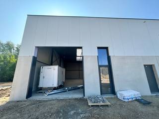 Nieuwbouw KMO-unit met een oppervlakte van 264  m² te koop. Uitstekend gelegen ten zuiden van Brussel/Halle en ten noorden van...