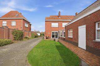 Op een landelijke ligging nabij het natuurgebied Vloethemveld en op korte afstand van het centrum van Zedelgem bevindt zich deze halfopen bebouwing op een ruim perceel van maar liefst 2.233 m². De woning werd gebouwd in 1962 en biedt tal van mogelijkheden voor wie op zoek is naar ruimte, rust en een groene omgeving.<br />Via de inkomhal bereikt u de leefruimte met zithoek en eetplaats, waar grote raampartijen zorgen voor een aangename lichtinval en zicht op de tuin. Aansluitend bevindt zich de ingerichte keuken met toegang tot de ruime veranda, die een mooi verlengstuk vormt van de leefruimte. Verder beschikt het gelijkvloers over diverse praktische bergruimtes, een kelder, een stookplaats en een garage met extra opslagmogelijkheden.<br />Op de eerste verdieping bevinden zich drie slaapkamers en een badkamer. De zolderverdieping biedt bijkomende ruimte met een zolderkamer en een extra zolderruimte, wat mogelijkheden geeft voor uitbreiding of hobbyruimte.<br />De woning beschikt over een grote zuidwest gerichte zij- en achtertuin waar u in alle rust kan genieten van het landelijke karakter van de omgeving. Daarnaast zijn er meerdere bijgebouwen, een garage, carport en ruime oprit aanwezig.<br />Een eigendom met veel potentieel op een uitzonderlijk diep perceel, ideaal voor wie landelijk wil wonen met het centrum en voorzieningen toch vlakbij.<br />Neem voorsprong met een vrijblijvende en gratis schatting van uw eigendom via:<br />www.residentievastgoed.be/gratisonlineschatten.