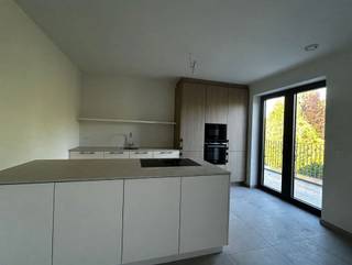 <p><span>6 appartements BEN à l'architecture élégante et contemporaine, axés sur un cadre de vie de qualité, avec une attention particulière portée à la lumière et à l'aération.</span></p><p><span> </span></p><p><span>AGENCEMENT</span></p><p><span> </span></p><p><span>Hall d'entrée avec toilettes. Deux chambres et une salle de bains. Grand salon avec cuisine ouverte, local technique et terrasse attenante.</span></p><p><span> </span></p>