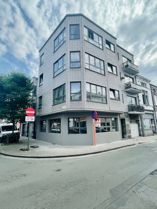 Dit volledig gerenoveerde appartement te Aalst bevindt zich op de derde verdieping in een gebouw met lift. Via de inkomhal bereikt men de leefruimte met aansluitend volledig geïnstalleerde keuken. De badkamer werd uitgerust met een douche, toilet en enkele wastafel. Het appartement beschikt tevens over één slaapkamer en een tweede ruime kamer die dienst kan doen als tweede slaapkamer of ruime bergruimte. Dit appartement werd reeds volledig gerenoveerd en bevindt zich centraal gelegen nabij het centrum. Ideaal voor wie op zoek is naar een instapklaar en ruim appartement nabij het stadscentrum. Huurprijs: 575 EUR + 30 EUR gemeenschappelijke lasten.
