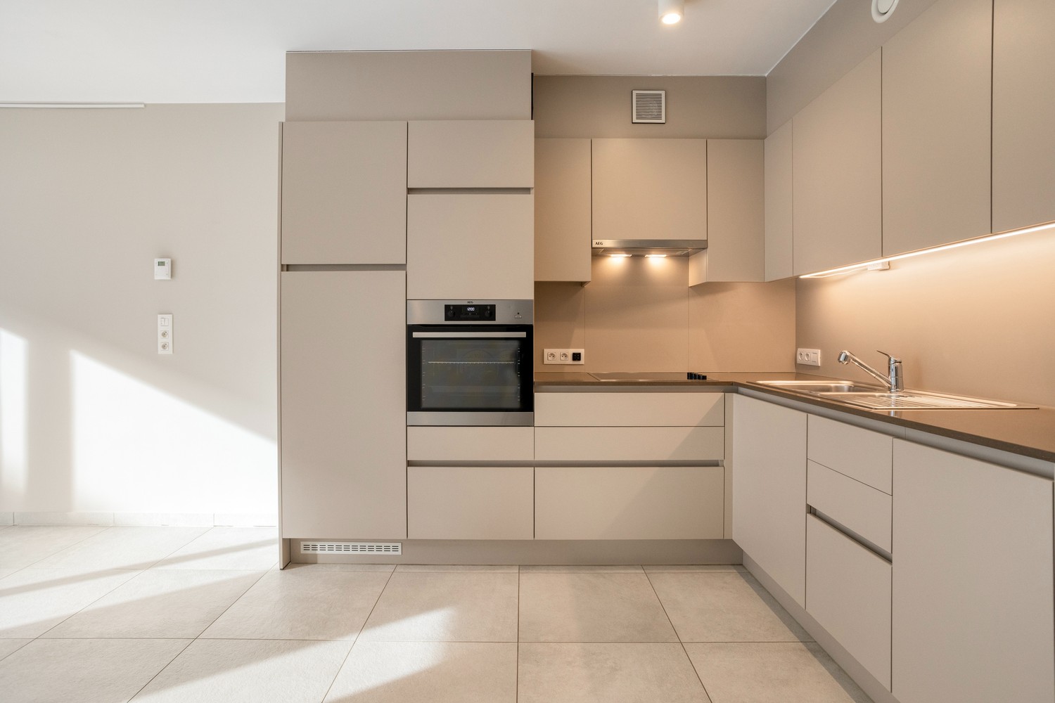 MODERNE ASSISTENTIEFLAT MET 1 SLPK EN ZUIDWEST GERICHT TERRAS! - foto 2