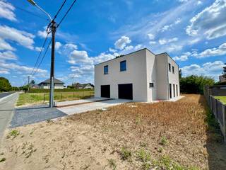 Deze moderne en praktische nieuwbouwwoning ligt op een zeer goede ligging te Evergem en ligt op een ideaal ZUIDgericht perceel ! Deze woning is...
