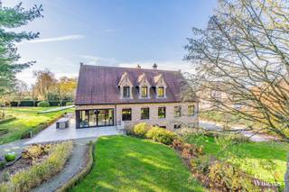 Ontdek deze ruime gezinswoning met praktijk- of kantoorruimte, ideaal voor wie wonen en werken wil combineren. De woning bevindt zich op een...