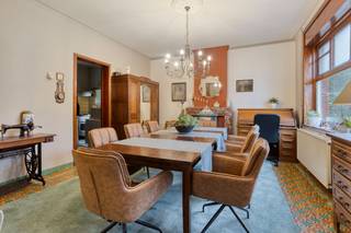 <h2><strong>Opportune woning te Lubbeek: thuiskomen in landelijke charme, omringd door natuur</strong></h2><p>Tussen de zacht glooiende landschappen van Lubbeek, en op het einde van een doodlopende straat, ligt deze karaktervolle woning verscholen in het groen. Van vogelzang bij ‘t ochtendgloren tot de omliggende setting die je ongetwijfeld zal bekoren. Een zeldzame rust, en tegelijk het startpunt van menige, actievere wandel- en fietswegen. Centraal gelegen tussen Tienen, Aarschot en Leuven, met scholen en winkels binnen handbereik. Kortom: de perfecte balans tussen landelijk wonen en dagelijkse bereikbaarheid.</p><p>En de woning zelf, die ademt authenticiteit. De hoge plafonds, warme houtaccenten en originele vloertegels bezorgen je meteen een gevoel van tijdloze charme. De woonkamer combineert ruimte, daglicht en zicht op een authentieke kachel. Ideaal voor koude winterdagen die net om dat tikkeltje gezelligheid vragen. Vanuit de praktische keuken heb je toegang tot de kelder – ideaal voor extra opslag – en tot een nabijgelegen kamer waarvan je eenvoudig een berging kan maken. </p><p>Boven leg je de dag naast je neer in één van de drie ruime slaapkamers: elk met verwarming en overgoten met daglicht. De recent vernieuwde badkamer baadt in comfort, en straalt in natuurlijke tinten rond een ligbad, aparte douche en wastafel. Onder het dak schuilt nog een verrassende troef: een volledig geïsoleerde, bijzonder ruime zolderverdieping. Een blanco canvas voor wie droomt van extra kamers, een master suite of zelfs een atelier. </p><p>Buiten ontvouwt zich een domein van bijna 40 are. Een oase van rust waar tuinliefhebbers zich volledig kunnen ontpoppen. Een waar pronkstuk in elk seizoen. Tot slot beschikt de woning nog over een inpandige garage met sectionaalpoort en meerdere polyvalente ruimtes, volledig vrij bestemd te gebruiken. </p><p>De woning is in haar huidige staat al bewoonbaar, maar met haar resterende potentieel is ze werkelijk onklopbaar. De combinatie van een grondige renovatie, de uitzonderlijke ligging en de grootte van het perceel zorgen er dan ook voor dat deze woning opwaarts wordt gewaardeerd. De kracht van deze plek: geen standaard woning, maar een uitzondering op de regel vol mogelijkheden. Graag zelf beleven en bekijken? Geef Jes dan snel een seintje. </p><figure><div></div></figure><p></p>