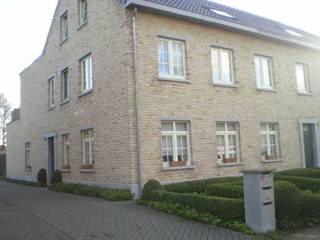 Dakappartement, 1 slaapkamer, zuid-oost terras<br /><br />Dakappartement met open volledig ingerichte keuken en met 1 slaapkamer, badkamer en WC en zuidoost gericht terras op de 2de verdieping, inclusief garage gelegen in de Waterdreef 15 te Gooreind Wuustwezel, nabij centrum. <br /><br />Beschikbaar vanaf 1 augustus 2026. <br />