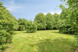 Ontdek dit unieke landhuis (326m² bewoonbare opp.) op een royaal perceel van 2257m². Dankzij de oost-west oriëntatie (voorkant oost, achterkant...